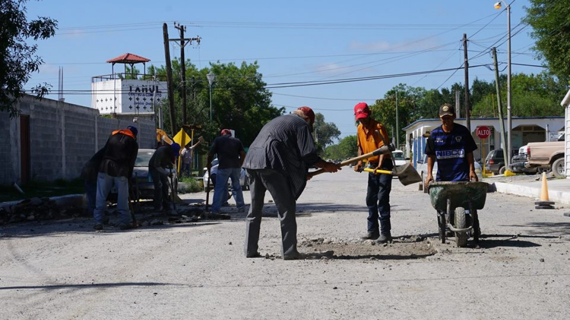 Labores de bacheo en Villa de Nuevo Progreso