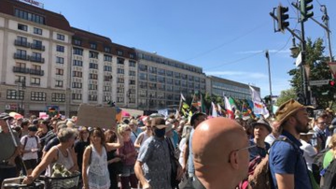 Miles de personas protestan en Berlín contra las restricciones por la COVID-19