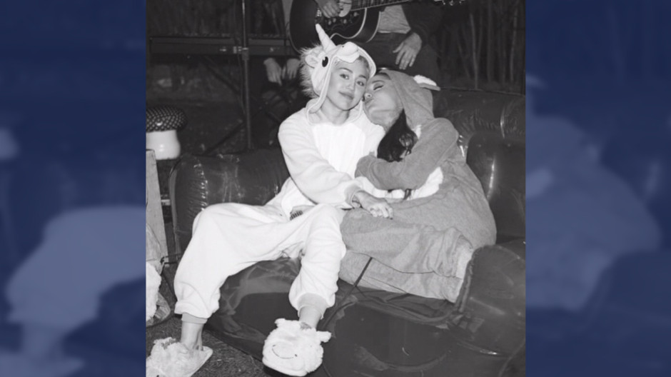 Cyrus conmemora el Día de la Mujer con video a lado de Ariana Grande