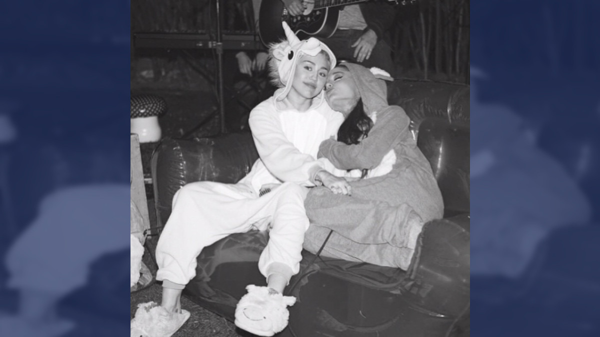 Cyrus conmemora el Día de la Mujer con video a lado de Ariana Grande