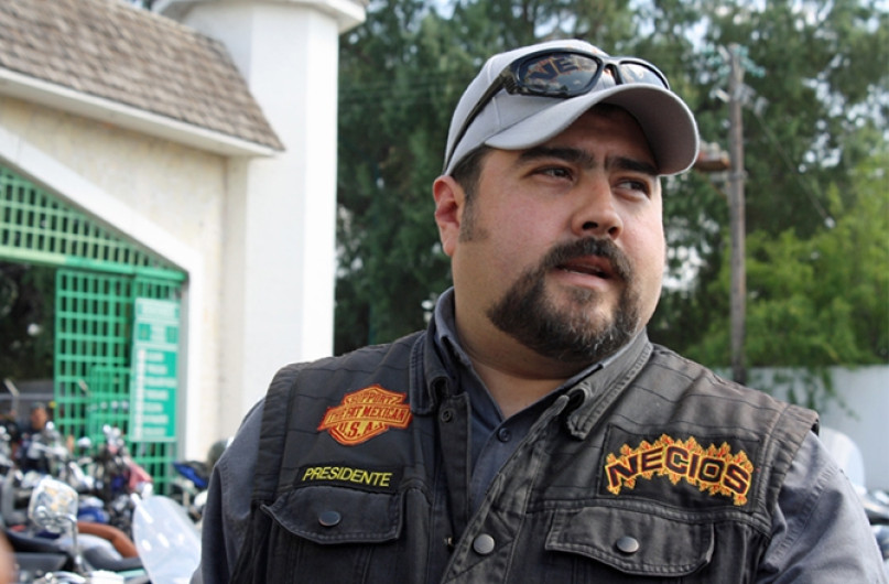 Acuden motociclistas a bendición de cascos