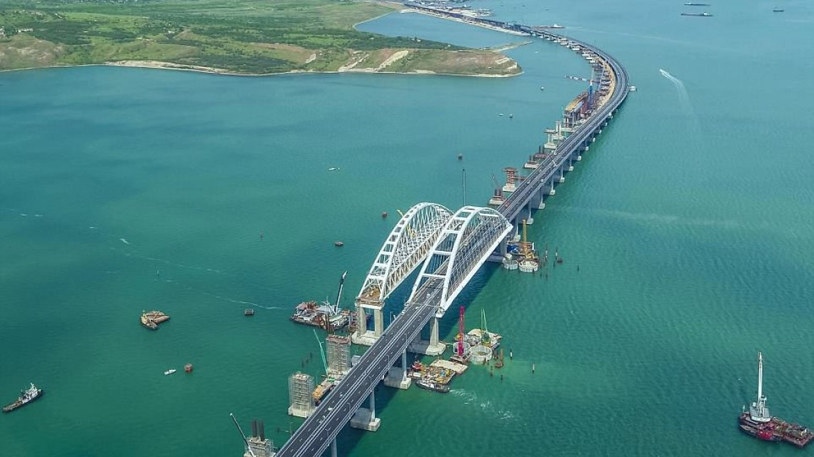 Inaugura Putin puente que une Crimea con Rusia 