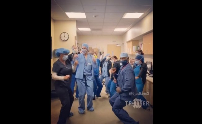 Médicos sacan el estrés al ritmo de los Bee Gees