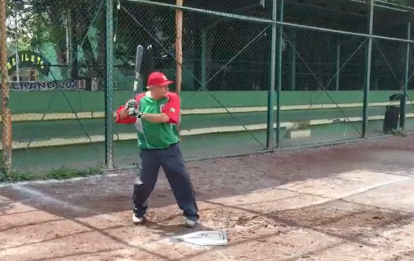 AMLO asegura que apoyará al deporte y demuestra que aún “macanea”.