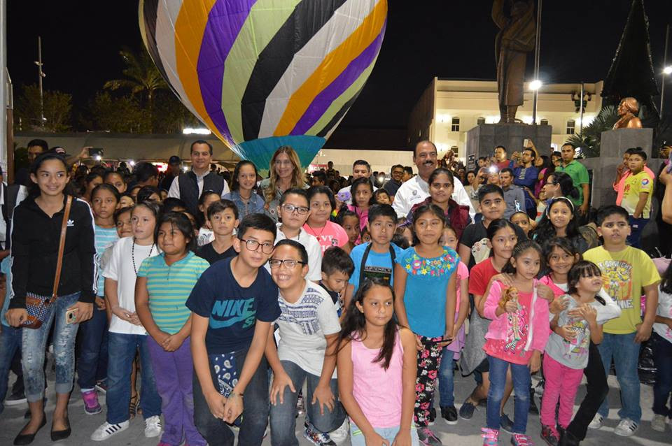 Realizan exposición de globos de cantoya gigantes
