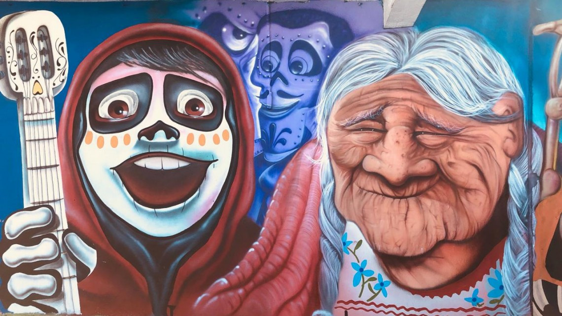 Pintan mural de la película de Coco en Matamoros