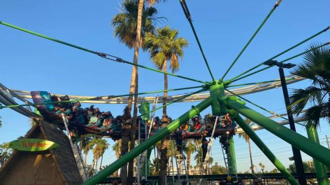 Rescatan a personas atascadas en montaña rusa