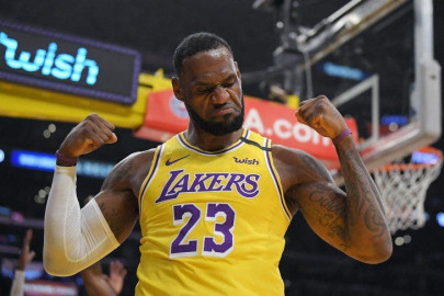 Hay LeBron James por dos años más en los Lakers