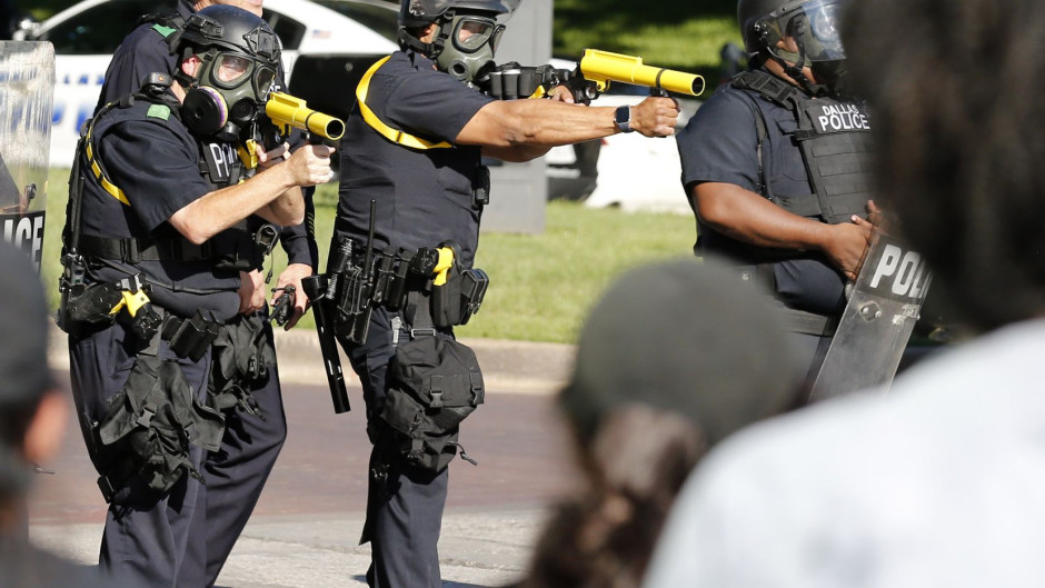 Gregory Abbott declara estado de emergencia luego de violentas protestas