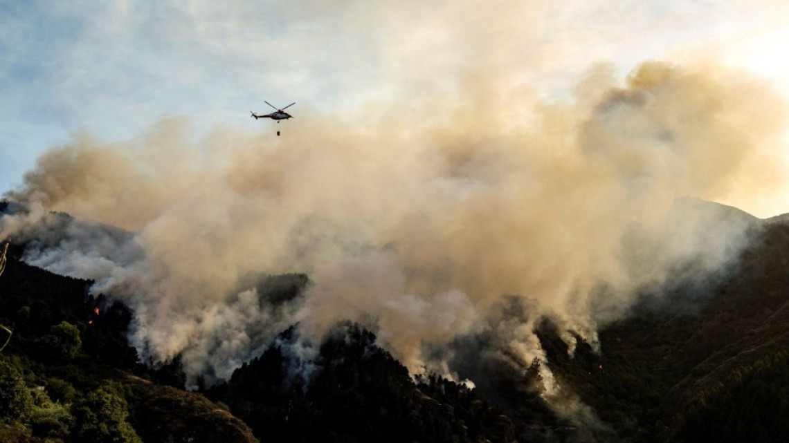 Evacuan 8.000 personas en el fuego "sin control" de Gran Canaria 