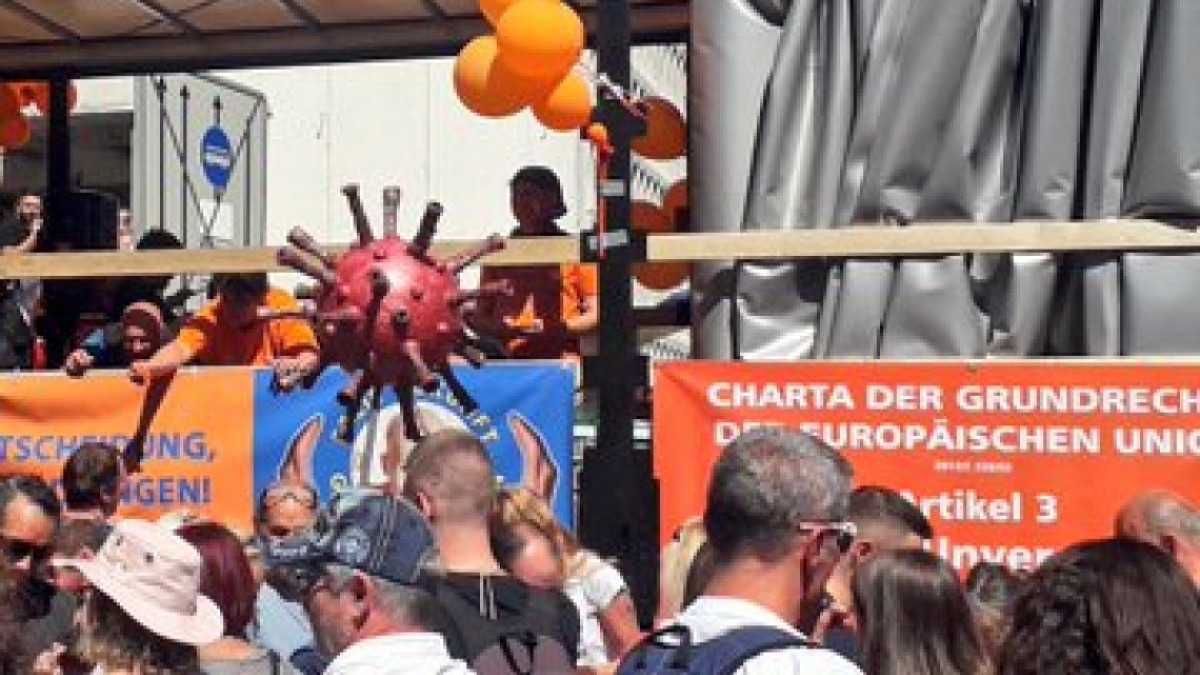 Miles de personas protestan en Berlín contra las restricciones por la COVID-19