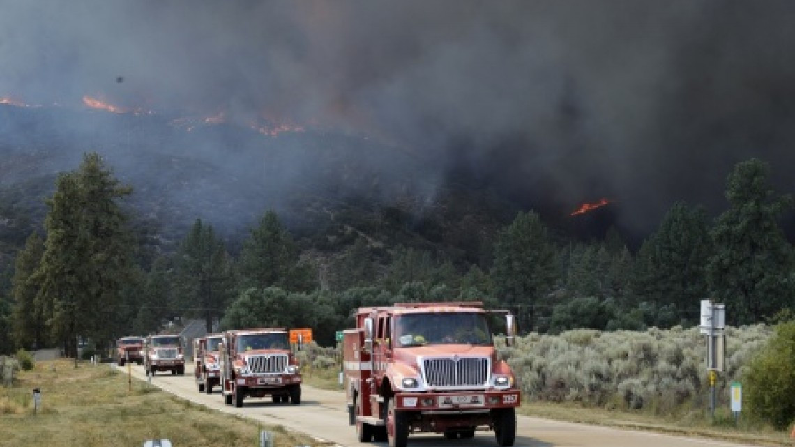 Incendio continua, arrasa con dos pueblos