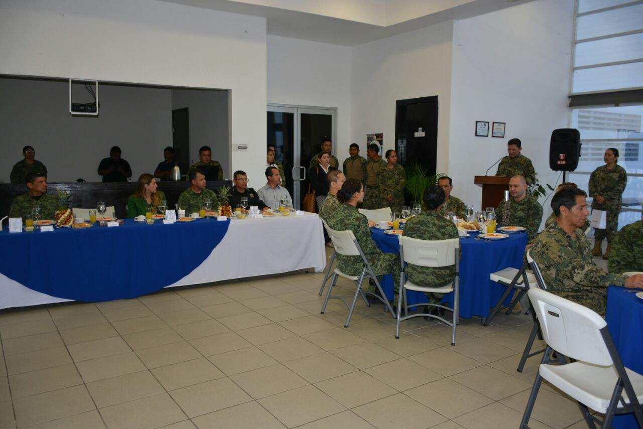 Se reúne alcaldesa con militares el desayuno conmemorativo al Aniversario del Ejército
