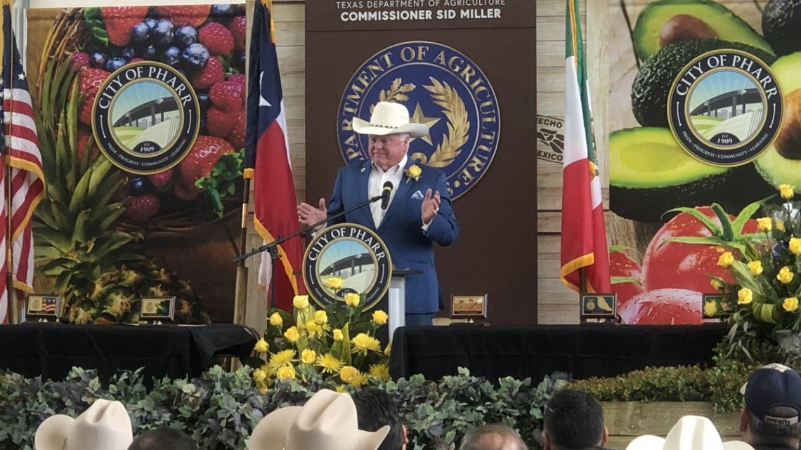 Rinde protesta Sid Miller como Comisionado de Agricultura de Texas