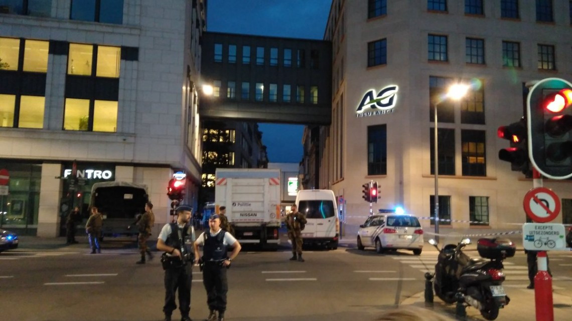 Hombre armado con un cuchillo ataca a dos soldados en Bruselas