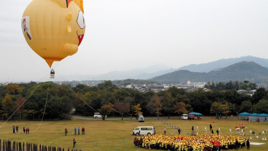 Forman fans Pikachu gigante en Japón