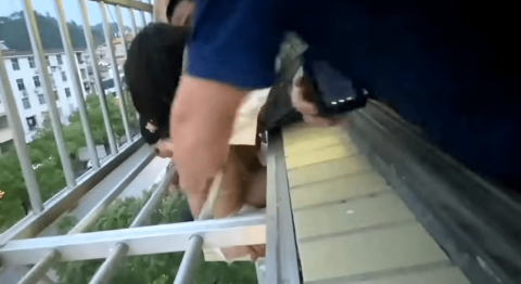 Hombre evita que niña caiga de sexto piso