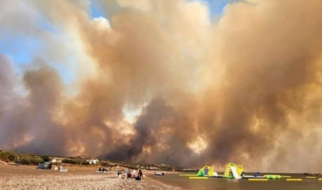 Evacúan a miles de turistas debido a gran incendio en isla griega de Rodas