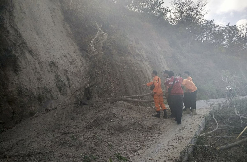 Más de 500 escaladores, atrapados en un volcán en Indonesia