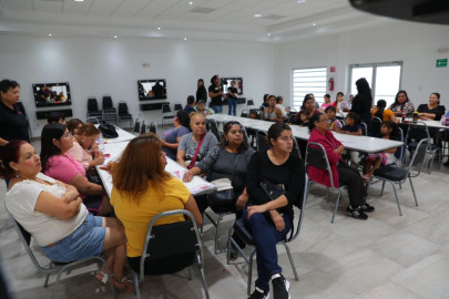 Reciben mujeres neolaredenses pláticas sobre violencia de género