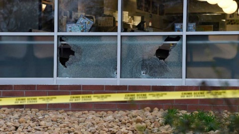 Hombre desnudo mata a 4 y se fuga