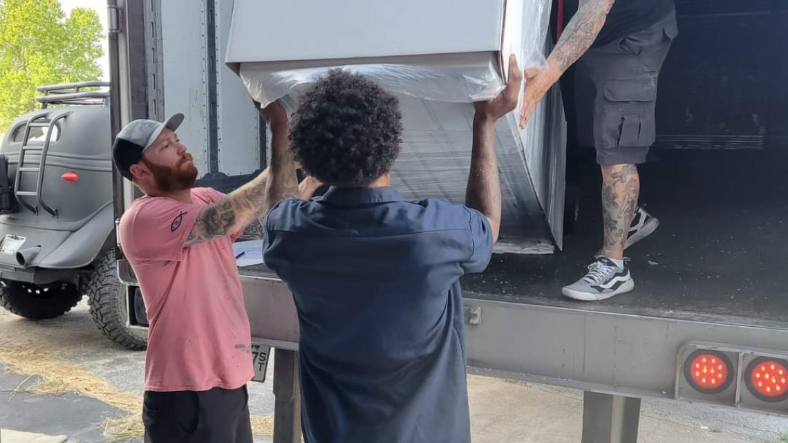 SoulShine dona ataúdes personalizados para víctimas de Uvalde