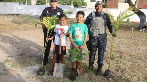 Áreas verdes de planteles educativos son reforestadas