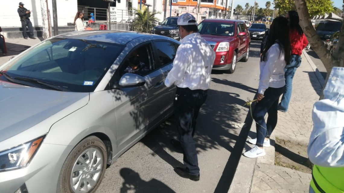 Siguen retornando de 250 a 300 automovilistas por los filtros de los puentes en Matamoros