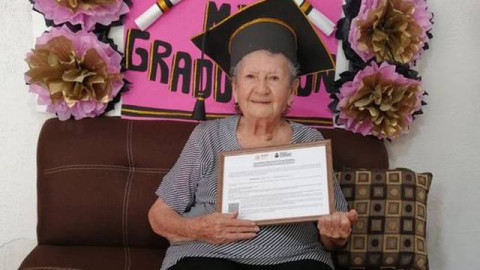 Abuelita se gradúa de la secundaria a los 90 años de edad