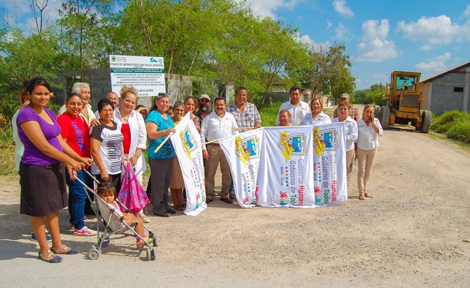 Dan banderazo para inicio de pavimentación