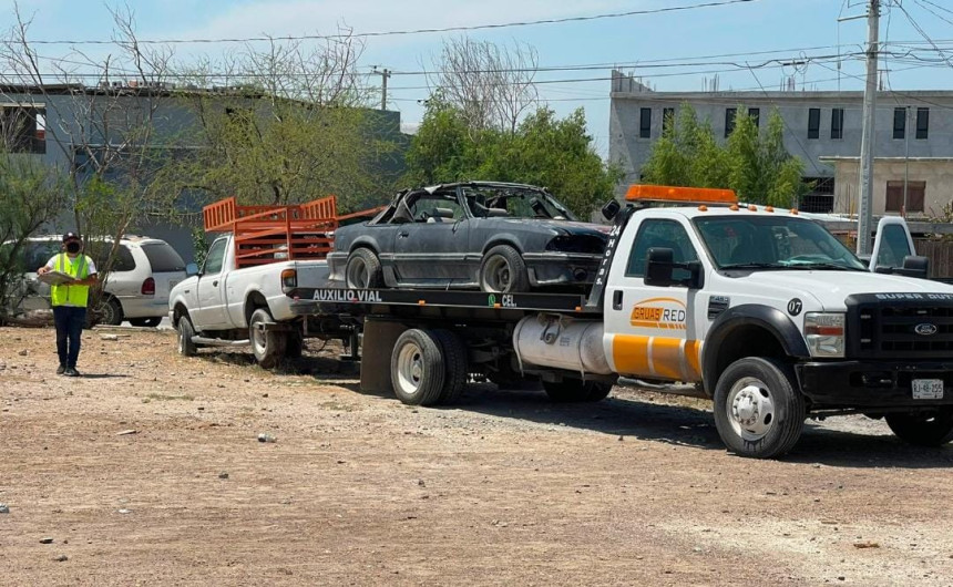 Remueven vehículos abandonados en la vía pública 