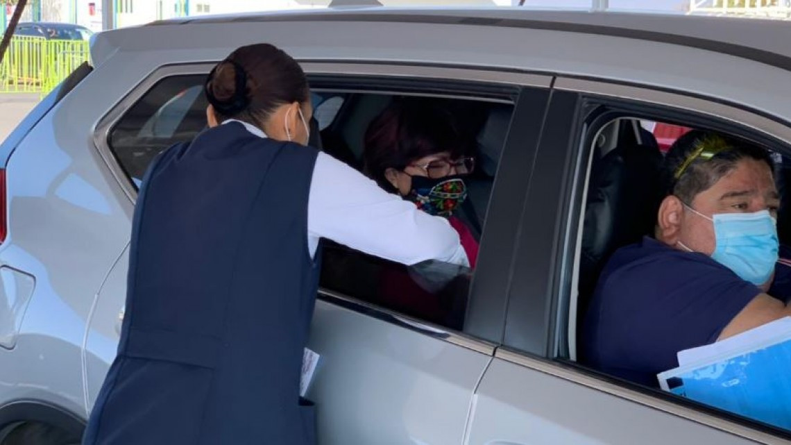 Inicia vacunación en Drive Thrue con largas filas