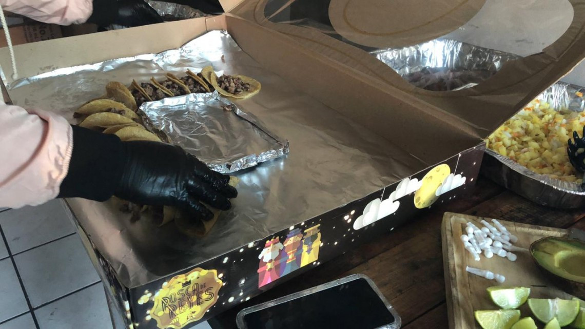 Celebran con rosca de tacos el Día de Reyes.