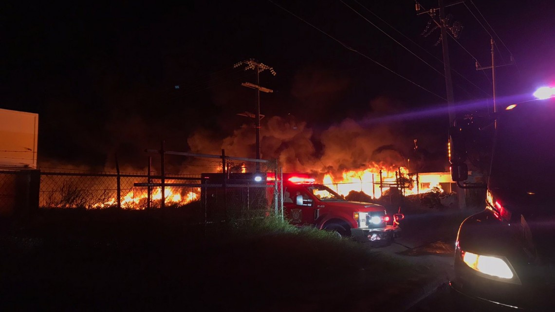 Combaten Bomberos incendio de planta maquiladora 