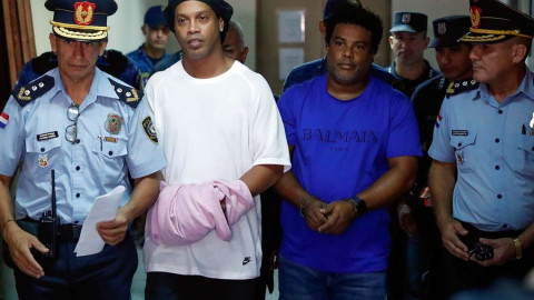 Comparece Ronaldinho esposado ante audiencia