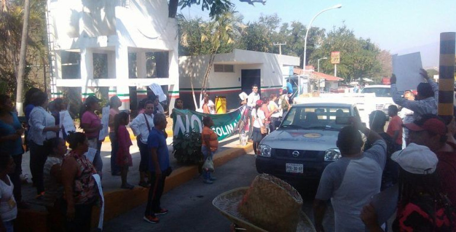 Perredistas toman caseta en Iguala en rechazo al 'gasolinazo'