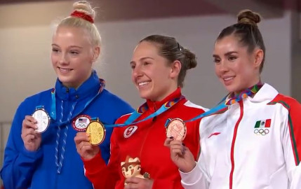 Dafne Navarro se cuelga la medalla de bronce en gimnasia de trampolín