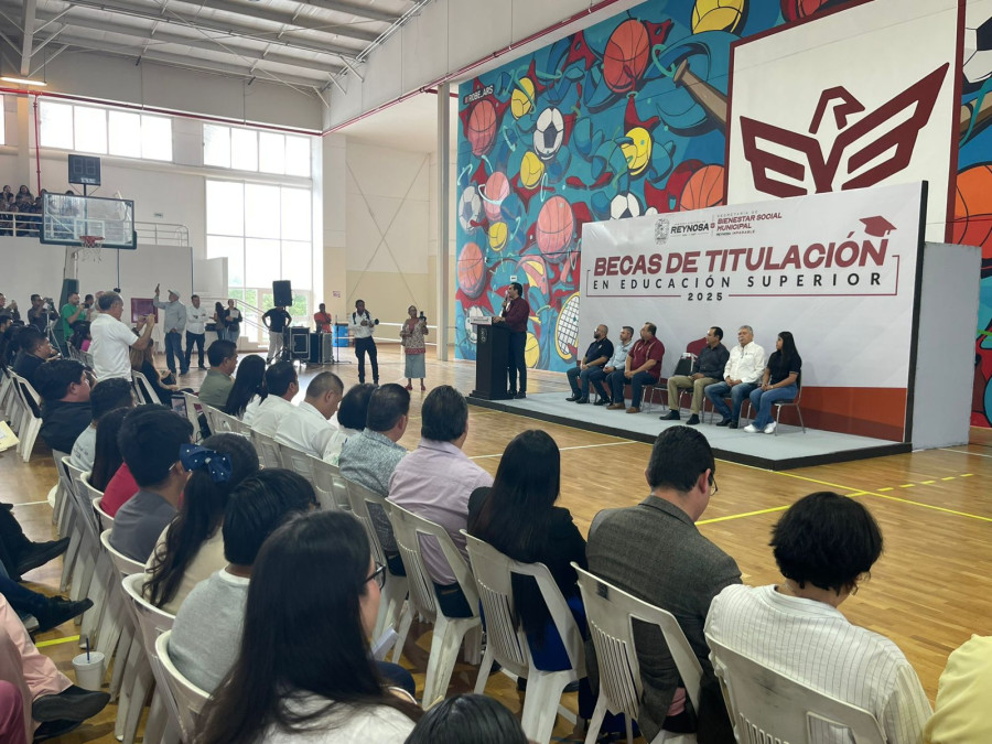 Inicia entrega de tarjetas de becas de titulación