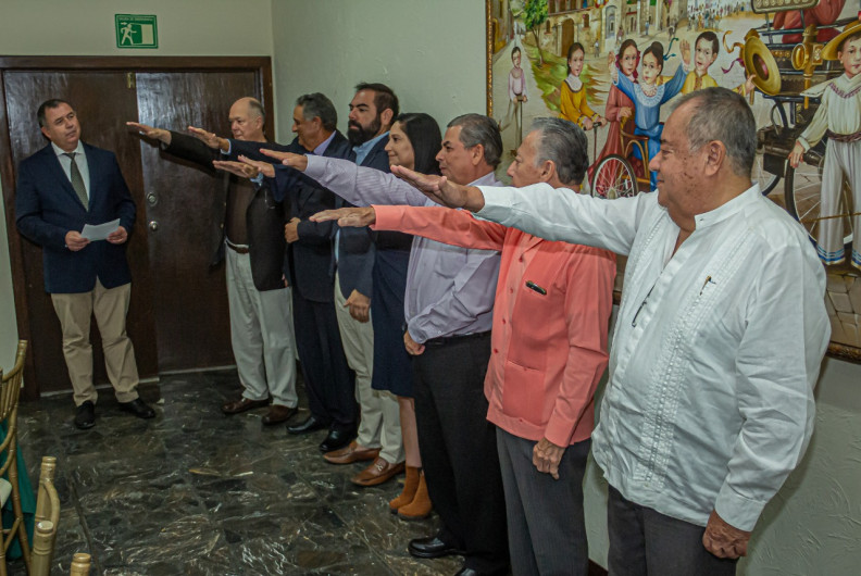 Con representación del alcalde Mario López, Jorge Guerra toma protesta a nueva directiva de hoteleros
