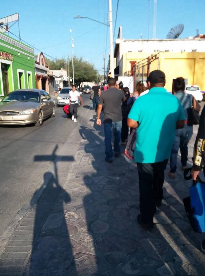 Continúan largas filas para cruzar hacia Laredo, Texas