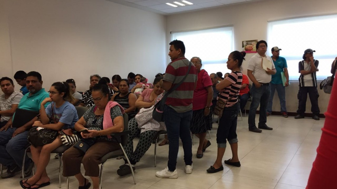 Largas filas en el registro civil provocan enojo entre ciudadanos