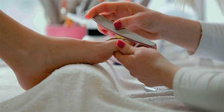 Amputan pie de una mujer por ir al pedicura; recibirá indemnización millonaria