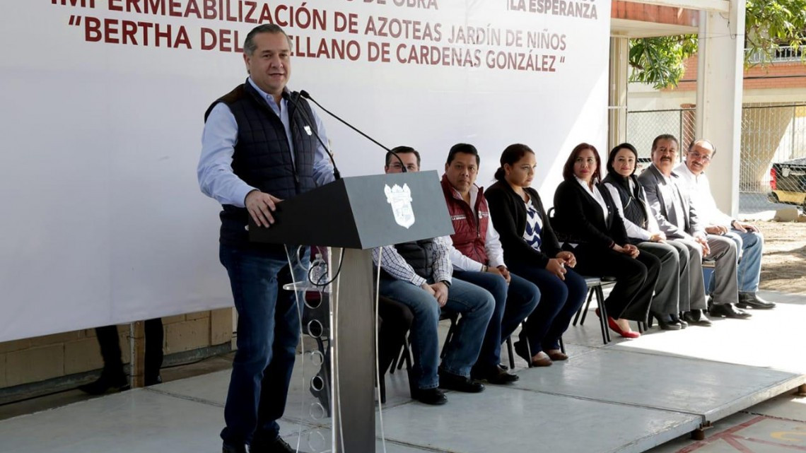 Cumple Oseguera con mejoramiento de instalaciones educativas