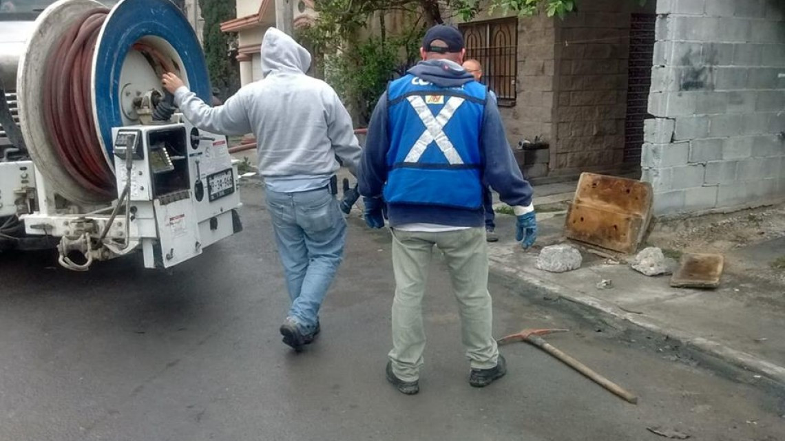 Comapa trabaja con equipo vactor