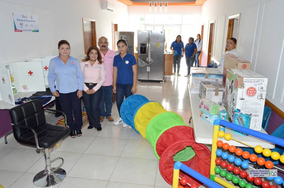 Recibe alcaldesa beneficios que envía DIF estatal