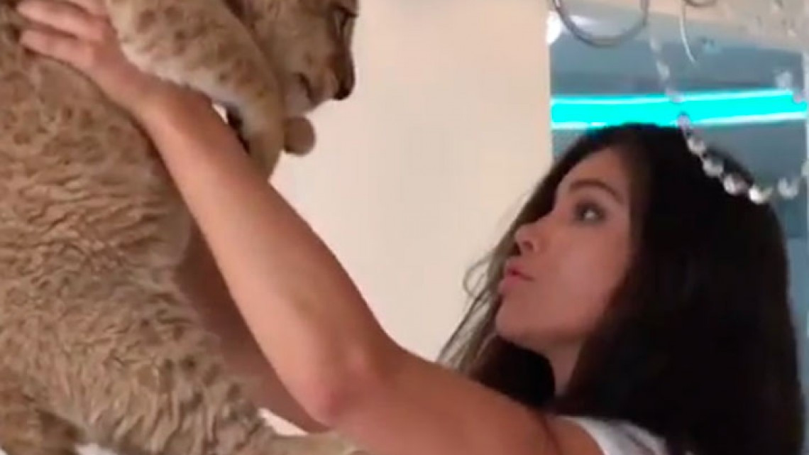 Modelo rusa es orinada por su cría de león