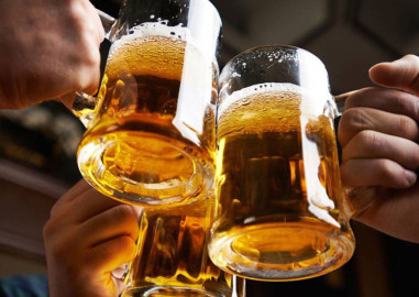 Tomar cerveza te puede ayudar a aprender un idioma