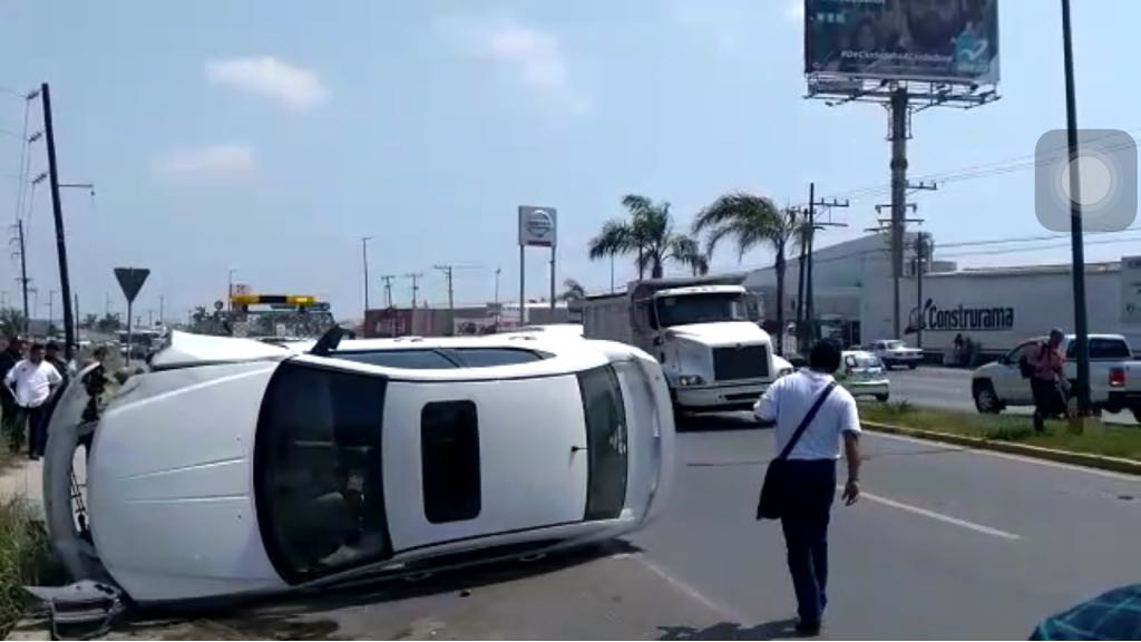 Se registra otra volcadura en la avenida de la industria