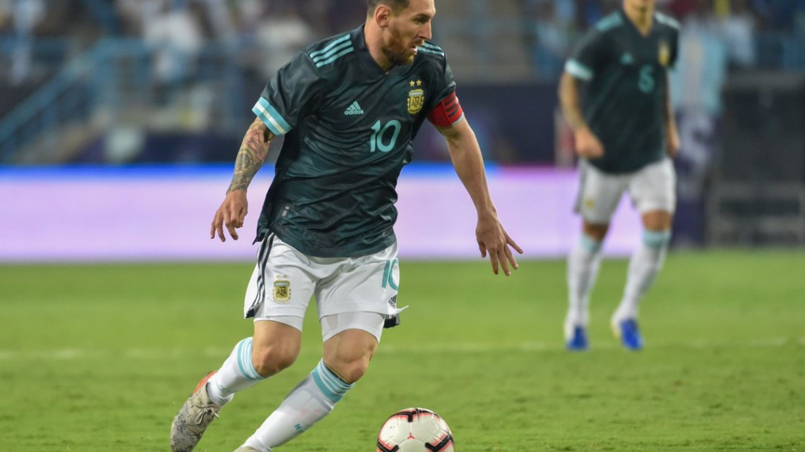 Argentina derrotó a Brasil en el regreso de Messi