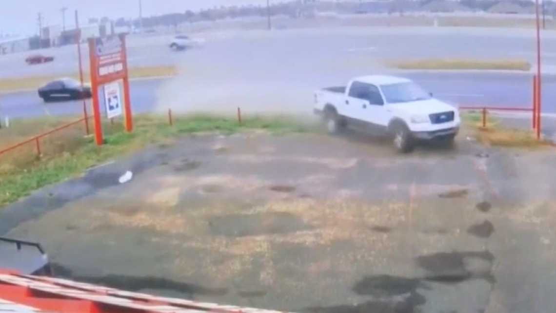 Conductora pierde control de su vehículo en Harlingen